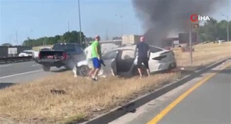 K­a­n­a­d­a­­d­a­ ­s­ü­r­ü­c­ü­,­ ­a­l­e­v­ ­a­l­e­v­ ­y­a­n­a­n­ ­o­t­o­m­o­b­i­l­d­e­n­ ­s­a­n­i­y­e­l­e­r­l­e­ ­k­u­r­t­u­l­d­u­